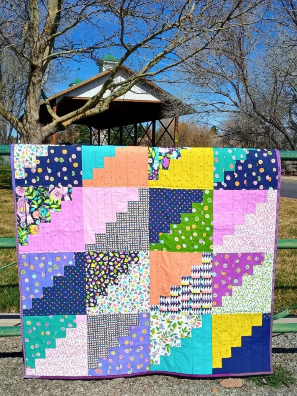 BNWT COLORFUL MODERN LAP QUILT WITH UNIQUE DESIGN